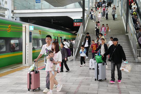 China's summer travel season lasting 62 days ends
