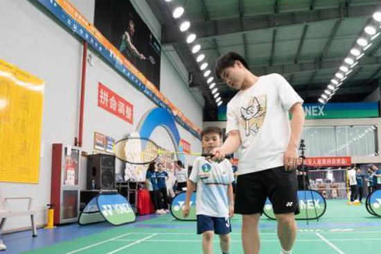 Yamaguchi overwhelms injured Chen to claim third world crown