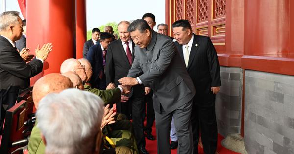 Xi ascends Tian'anmen Rostrum, greets war veterans