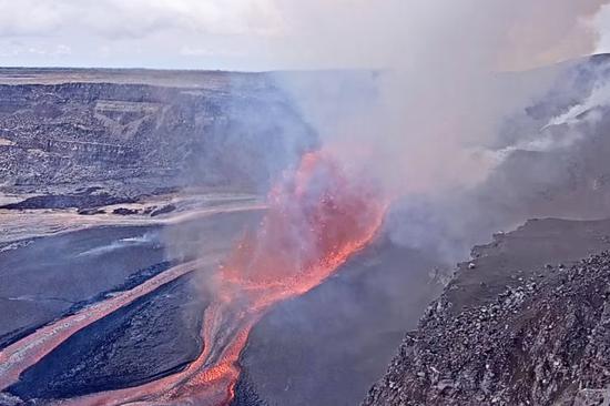 Hawaii's Kilauea Volcano erupts