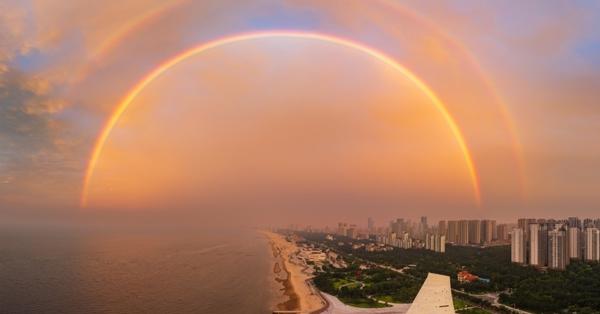 Stunning rainbow meets rosy clouds over sky in east China