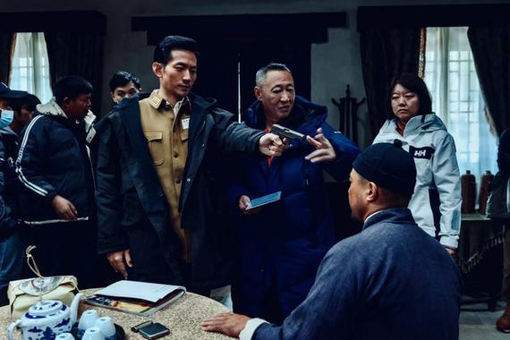 Director Mao Weining guides the actors on the set of My Homeland. (Photo provided to chinadaily.com.cn)