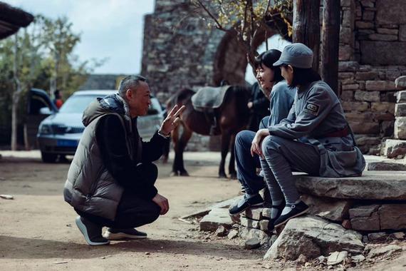 Director Mao Weining speaks to two actresses on the set of My Homeland. (Photo provided to chinadaily.com.cn)