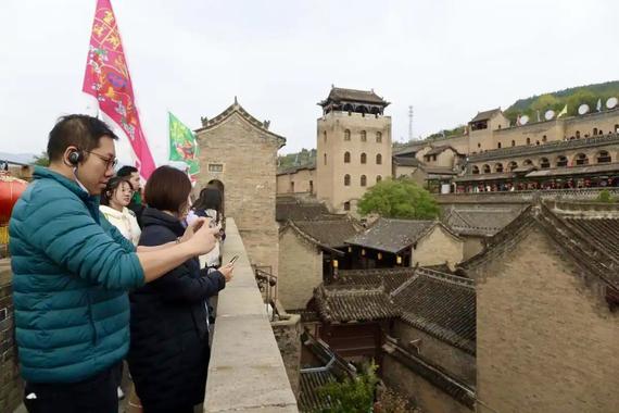 Tourists visit the Huangcheng Xiangfu, a scenic spot boasting the highest possible quality ranking for a tourist site in China. It is a complex for officials built during the Ming and Qing dynasties (1368-1911), in Huangcheng village, Yangcheng county, Jincheng city, Shanxi province. (Photo by Zhu Xingxin, for Chinadaily.com.cn)