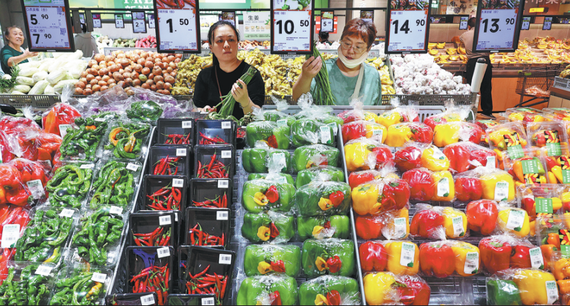 Shoppers buy vegetables at a supermarket in Lianyungang, Jiangsu province. (GENG YUHE/FOR CHINA DAILY)