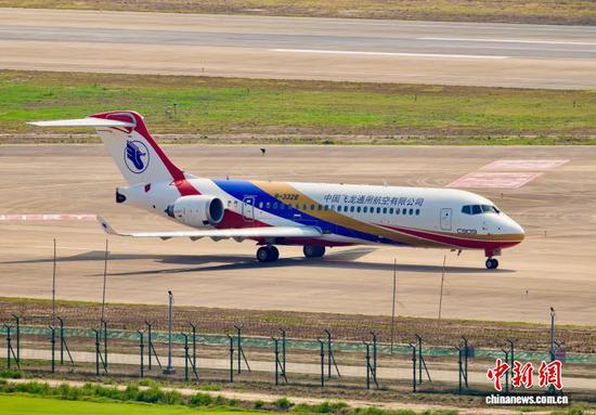 China's first C909 medical rescue aircraft was delivered on Sept.9, in Zhengzhou, capital of central China's Henan Province. (Photo: China News Service/Xu Bingnan) China's first C909 medical rescue aircraft was delivered on Sept.9, in Zhengzhou, capital of central China's Henan Province. (Photo: China News Service/Xu Bingnan)