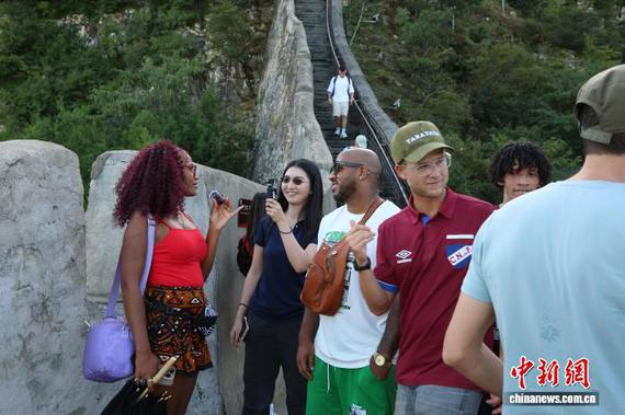 Influencers from 22 Latin American and Caribbean countries climb the Great Wall in Beijing. (Photo/China News Service)