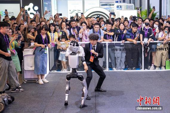 Chinese entertainer Wang Zulan appears at the 22nd China-ASEAN Expo, engaging in a sparring race with a robot on Sept. 18, 2025. (Photo: China News Service/Zhai Liqiang)