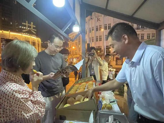 Visitors sample fruit at a fair promoting agricultural products from the Beijing-Tianjin-Hebei region. (Photo by Yan Dongjie/chinadaily.com.cn)