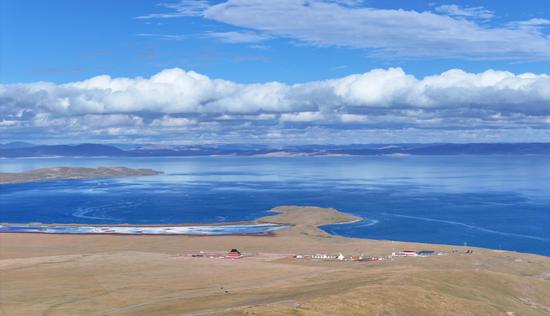 Exploring Eling Lake, the source of the Yellow River, in Autumn