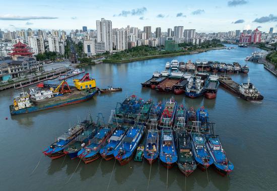 Vessels return to port for shelter as super typhoon appears south China