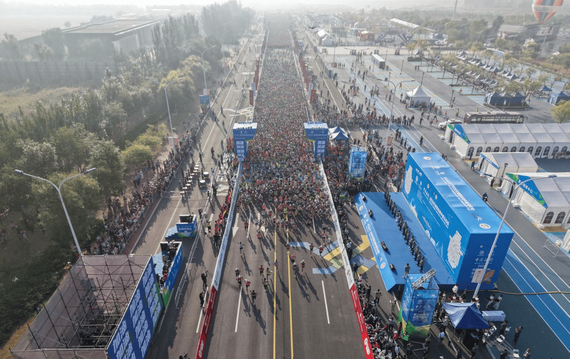 On Sunday, 10,000 runners passed through the starting arch in the half-marathon at Tuanbo Lake in Jinghai district, Tianjin. (Photo provided to chinadaily.com.cn)