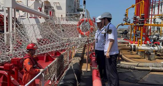 The Hainan Maritime Safety Administration officials inspect ports to check anti-typhoon measures for vessels and order them to reinforce moorings or move to shelter in southern Hainan. [Photo provided to chinadaily.com.cn]