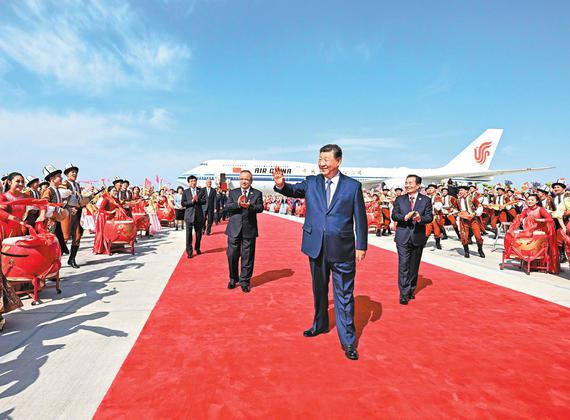 President Xi Jinping waves to the welcoming crowds on Tuesday upon his arrival in Urumqi, Xinjiang Uygur autonomous region, to attend events commemorating the 70th anniversary of the founding of the autonomous region. (XINHUA)