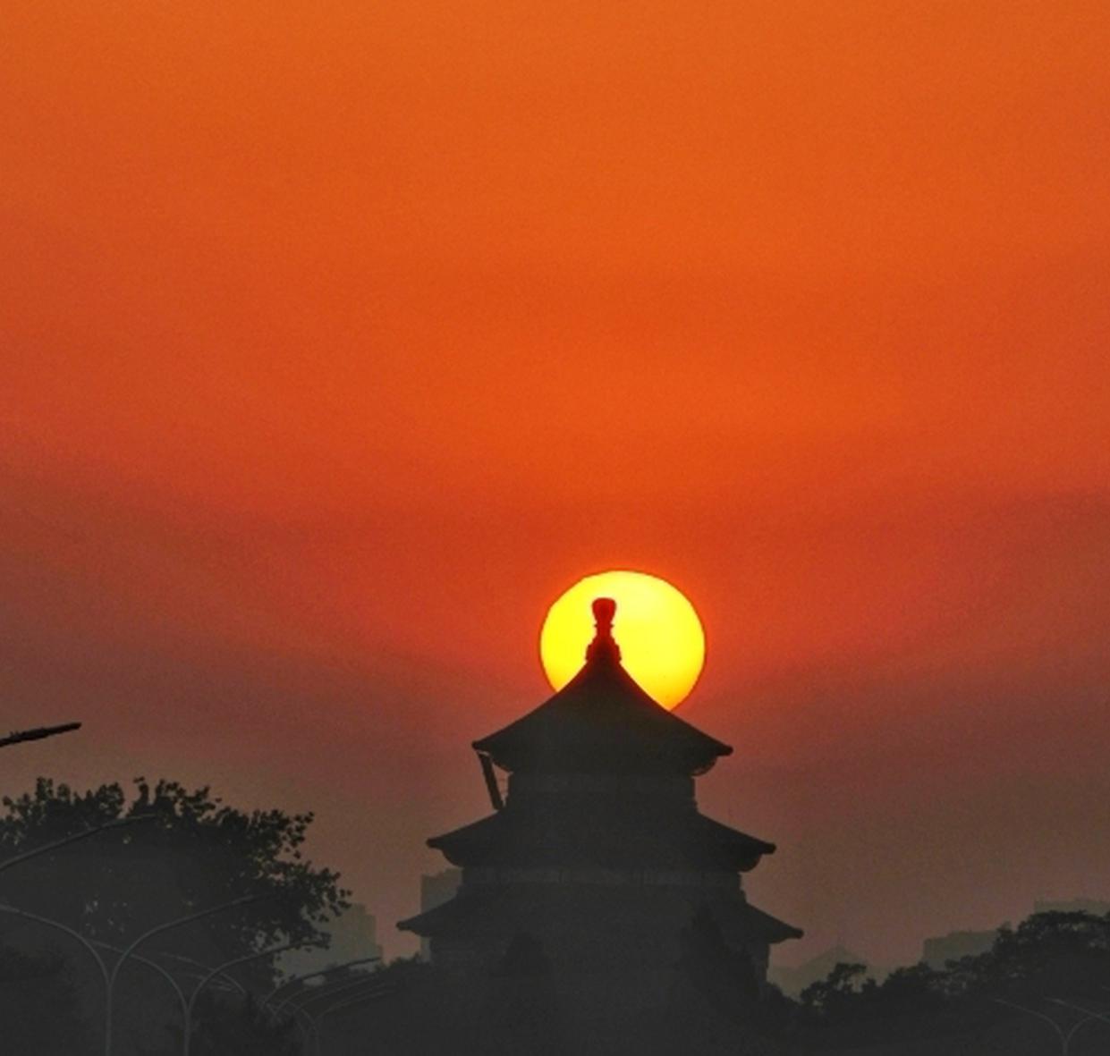 'Hanging sun' scenery at Temple of Heaven in Beijing