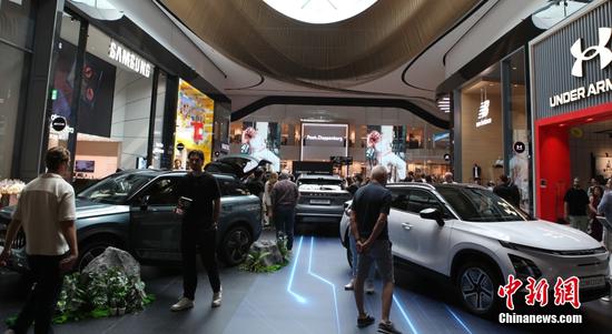 Chinese automaker Chery Group showcases an electric vehicle to local consumers at a shopping mall in The Hague, the Netherlands, June 13, 2025. (Photo/China News Service)