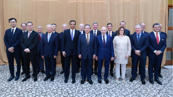 Chinese Premier Li Qiang poses for a group photo with participants before his meeting with friendly organizations in the United States prior to their meeting on the sidelines of the general debate of the 80th session of the United Nations General Assembly, New York, the United States, September 25, 2025. （Photo/Xinhua）