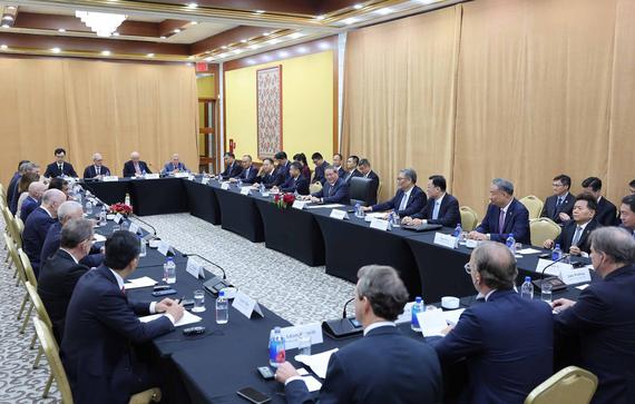 Premier Li Qiang meets with friendly organizations in the United States, on Sep 25, 2025. (Wang Zhuangfei/China Daily)