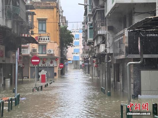 Photo taken on Sept. 24, 2025 shows the flooded Rua do Campo in Macao Special Administrative Region. (Photo: China News Service/Zheng Jiawei) Photo taken on Sept. 24, 2025 shows the flooded Rua do Campo in Macao Special Administrative Region. (Photo: China News Service/Zheng Jiawei)
