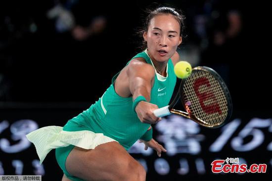 Zheng Qinwen of China plays a backhand return to Dayana Yastremska of Ukraine during their semifinal match at the Australian Open tennis championships at Melbourne Park, Australia, Jan. 25, 2024. (Photo/Agencies) Zheng Qinwen of China plays a backhand return to Dayana Yastremska of Ukraine during their semifinal match at the Australian Open tennis championships at Melbourne Park, Australia, Jan. 25, 2024. (Photo/Agencies)