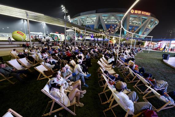 Zheng Qinwen's first match in over two months, helps the tournament achieve an all-time record of 45,000 single-day attendance to the National Tennis Center on Saturday. (Photo by WEI XIAOHAO/CHINA DAILY)