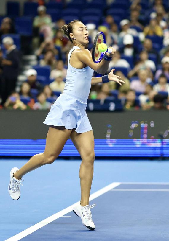 Zheng Qinwen hits a forehand during her straight-sets win over Columbia's Emiliana Arango in the second round at China Open in Beijing. (Photo by WEI XIAOHAO/CHINA DAILY)