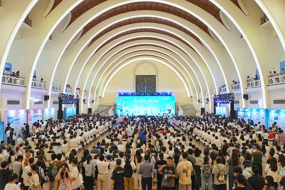 Over 500 companies and institutions from Central China's Hunan province offer nearly 18,000 vacancies at a job fair held on Saturday in Shanghai. (Photo provided to chinadaily.com.cn)