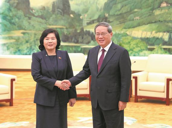 Premier Li Qiang meets with Foreign Minister of the Democratic People's Republic of Korea Choe Son-hui at the Great Hall of the People in Beijing on Monday. ZOU HONG/CHINA DAILY