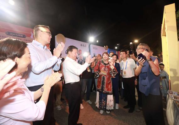 A resident from Matsu recommended Matsu liquor at the Mid-Autumn Festival event in Fuzhou, Fujian province on Saturday. （Photo provided to chinadaily.com.cn）