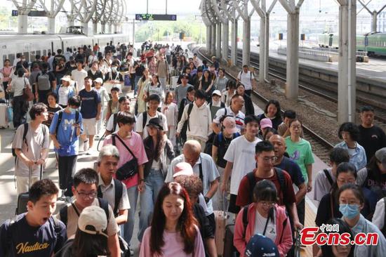 Passengers travel through a railway station in Nanjing, Jiangsu Province, Oct. 8, 2025. (Photo: China News Service/Yang Bo)