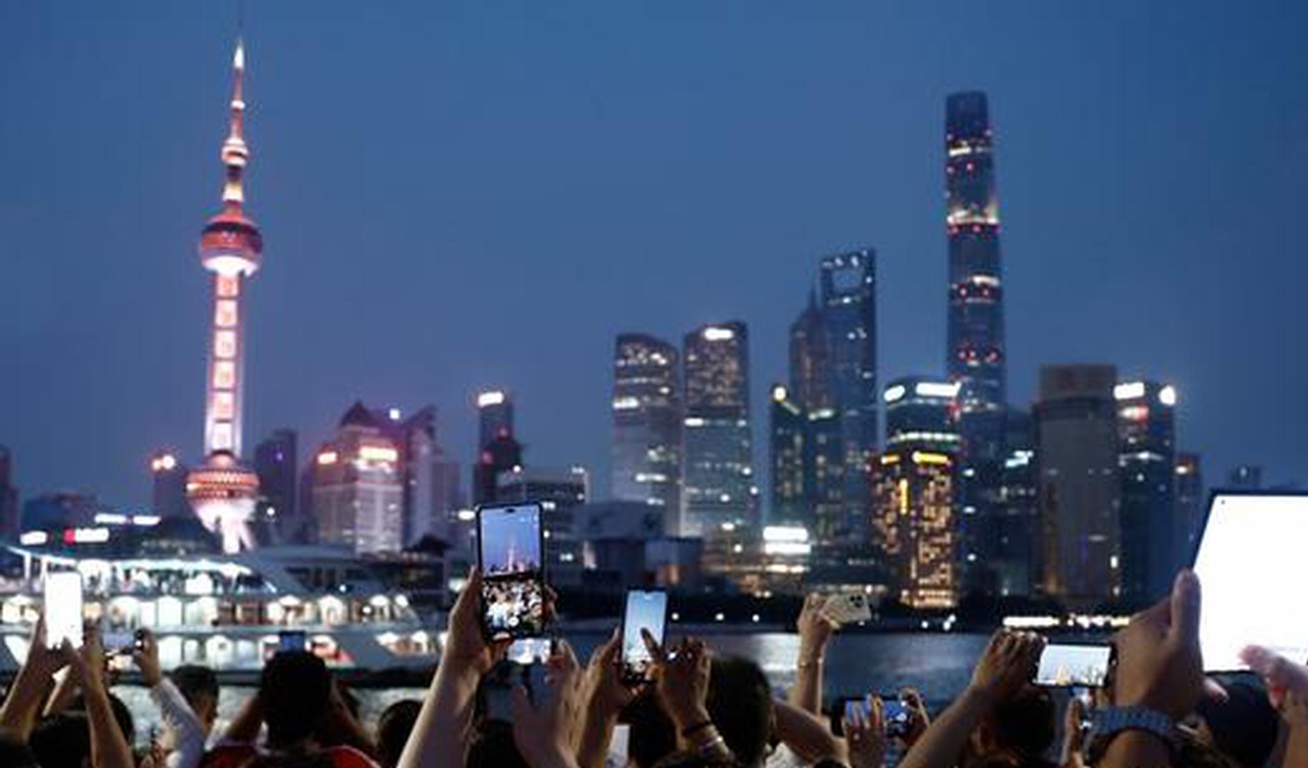 Shanghai index hits 10-year high on policy momentum