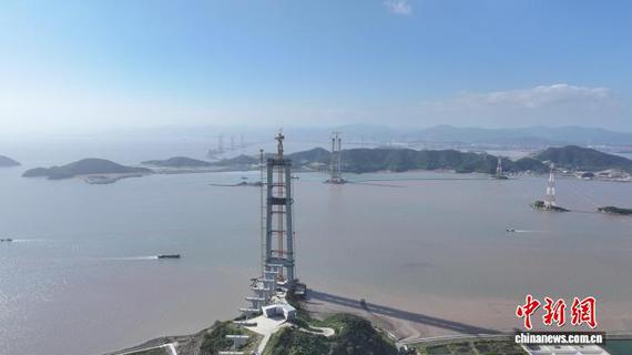 The main tower of the Shuangyumen super major bridge on the Liuheng highway witnesses its topping-out on Friday in Zhoushan Port of Zhejiang's Ningbo on Oct. 10, 2025. (Photo provided to China News Service)