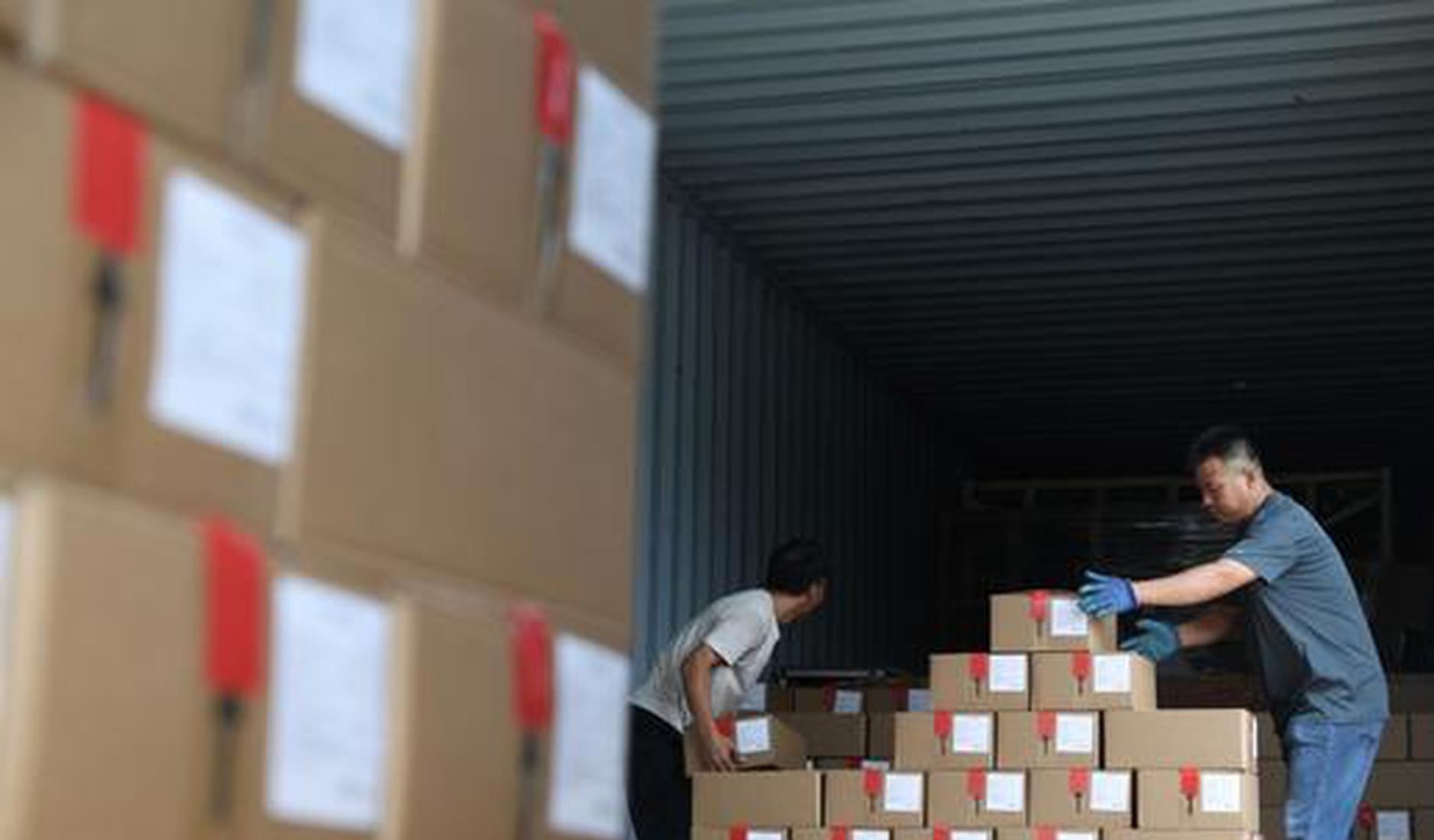 Travelers make most of holiday thanks to parcel delivery network