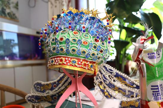 Mum turns beverage cans into gorgeous coronets