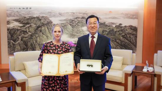 Chinese ambassador receives returned tiger-shaped relic from U.S. institution 