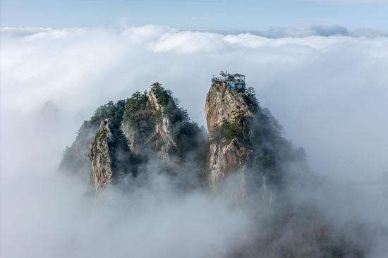 Mesmerizing clouds appear at Laojieling scenic spot in Henan