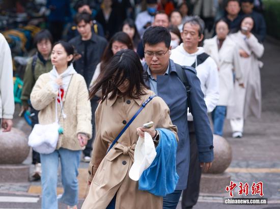 Strong cold front to lower temperatures sharply