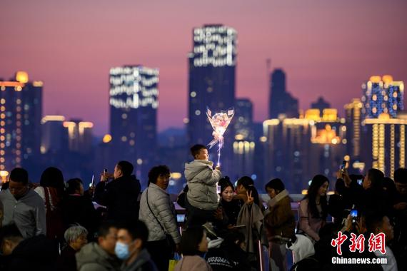 Tourists play in Chongqing on Feb. 16, 2025. (File Photo/China News Service) Tourists play in Chongqing on Feb. 16, 2025. (File Photo/China News Service)
