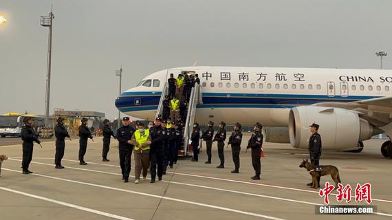 On Feb. 20, 2025 as chartered civil aviation flights from Myanmar landed at Nanjing in east China’s Jiangsu Province, the first group of 200 Chinese telecom fraud suspects from Myawaddy are escorted back to China by China’s public security authorities via Thailand. (Photo/China News Service) On Feb. 20, 2025 as chartered civil aviation flights from Myanmar landed at Nanjing in east China’s Jiangsu Province, the first group of 200 Chinese telecom fraud suspects from Myawaddy are escorted back to China by China’s public security authorities via Thailand. (Photo/China News Service)