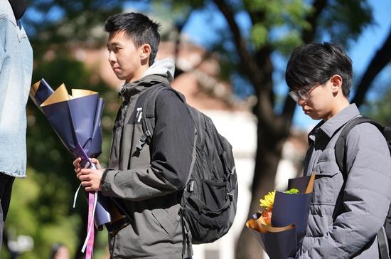 People pay tribute to Nobel laureate Yang Zhenning