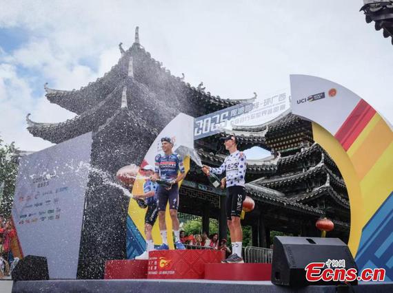 Athletes celebrate with champagne at the awards ceremony in the second stage of the Tour of Guangxi 2025 in Guangxi Zhuang Autonomous Region, Oct. 15, 2025. (Photo provided to China News Service) Athletes celebrate with champagne at the awards ceremony in the second stage of the Tour of Guangxi 2025 in Guangxi Zhuang Autonomous Region, Oct. 15, 2025. (Photo provided to China News Service)