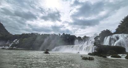 Exploring stunning Detian-Ban Gioc Waterfall flows in autumn