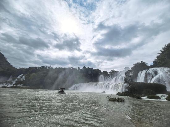 Exploring stunning Detian-Ban Gioc Waterfall flows in autumn