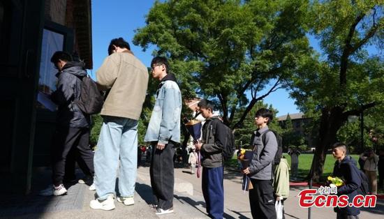 Students wait in line to enter the memorial room to pay deep tribute to Yang Zhenning at Tsinghua University Institute for Advanced Study on October 19, 2025. (Photo: China News Service/Jiang Qiming)