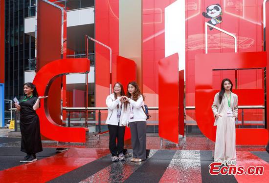Visitors pose for a photo at an exhibition area of the 7th China International Import Expo (CIIE) in Shanghai, Nov. 10, 2024. (Photo: China News Service/Jia Tianyong)