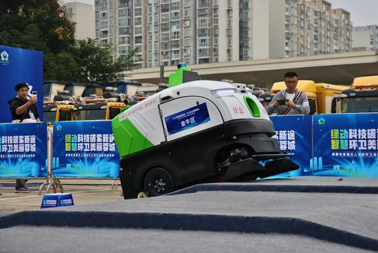 Autonomous sanitation vehicles compete in Chengdu
