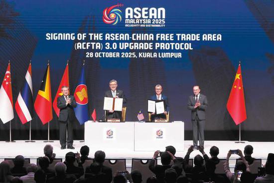  Commerce Minister Wang Wentao (second from left) and Malaysia's Minister of Investment, Trade and Industry Tengku Zafrul Abdul Aziz (second from right) display copies of the China-ASEAN Free Trade Area 3.0 Upgrade Protocol in Kuala Lumpur, Malaysia, on Tuesday, which they signed in the presence of Premier Li Qiang (left) and Malaysian Prime Minister Anwar Ibrahim. ZOU HONG / CHINA DAILY