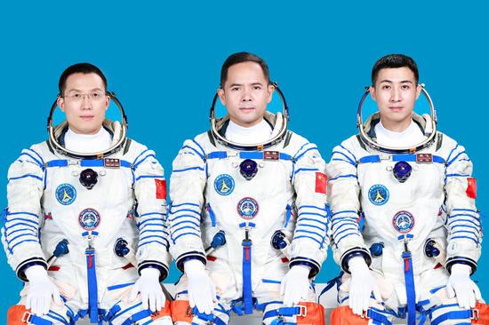  This undated photo shows Shenzhou-21 crew members Zhang Lu (C), Wu Fei (R) and Zhang Hongzhang. (Photo / Xinhua)