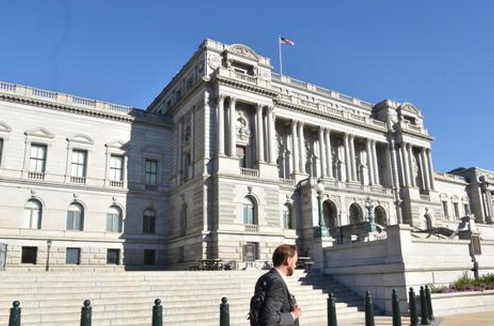 U.S. federal workers turn to food banks to survive