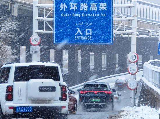 Heavy snow hits Urumqi in NW China's Xinjiang